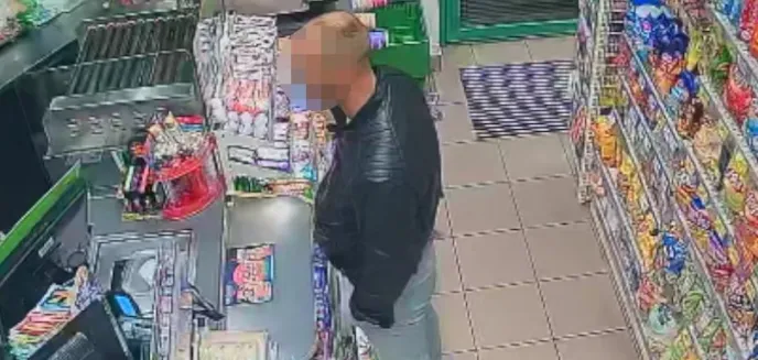 Ekspedientka broniła makaronu jak lwica, ale to 26-latek zanurzył w niej siekacze
