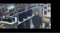 Mężczyzna ze zdjęcia jest poszukiwany przez policję z Olsztyna. Chodzi o kradzież słuchawek