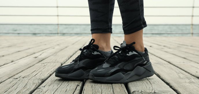 Czarne sneakersy na różne okazje - jak nosić je do pracy, na randkę i na co dzień