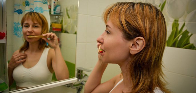 Artykuł: Polacy wciąż traktują mycie zębów z dystansem. Raport nie pozostawia złudzeń