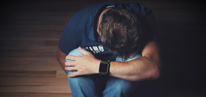 Artykuł: Polacy odczuwają syndromy depresji. Gospodarka sporo traci