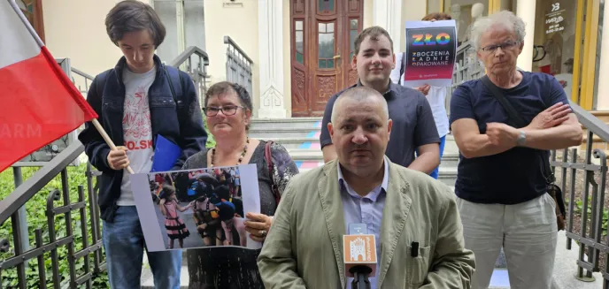 Sympatycy Grzegorza Brauna protestowali przed MOK-iem. „Łapy precz od naszych dzieci!” [ZDJĘCIA, WIDEO]