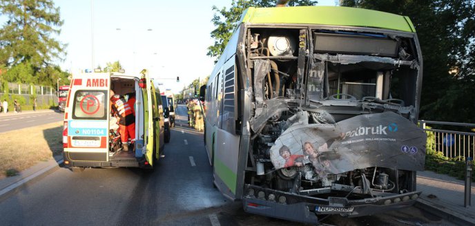 Artykuł: Pijany kierowca ciężarówki wjechał w autobus miejski. Wielu poszkodowanych [ZDJĘCIA, WIDEO]