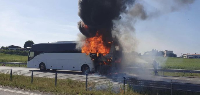 Artykuł: Powiat ostródzki. Na ekspresówce płonął autobus, przewożący dzieci