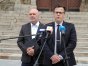 Radny wojewódzki Paweł Warot i radny miejski Jarosław Babalski z PiS w trakcie konferencji mówili o ''szkalującym barwy narodowe'' tekście, który ukazał się na stronie MOK