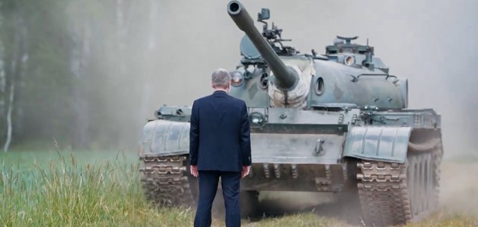 Artykuł: Profesor Karol Karski powstrzymuje czołg. Spot europosła hitem Internetu [WIDEO]