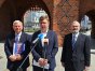 Posłowie PiS - Marek Suski, Artur Chojecki i europoseł Karol Karski - mówili o nadchodzących wyborach do europarlamentu i planowanych podwyżkach cen nośników energii