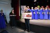 Wójt gminy Stawiguda, Michał Kontraktowicz przekazuje chórzystom okazjonalny voucher
