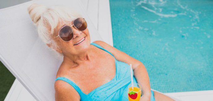 Eleganckie stroje kąpielowe dla seniorek: jak wybrać kostium kąpielowy, który podkreśli dojrzałą urodę na plaży?