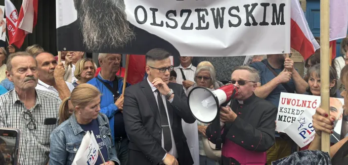 ''Uwolnić księdza, zamknąć Bodnara''. Protest sympatyków PiS ws. oskarżonego sercanina [WIDEO]