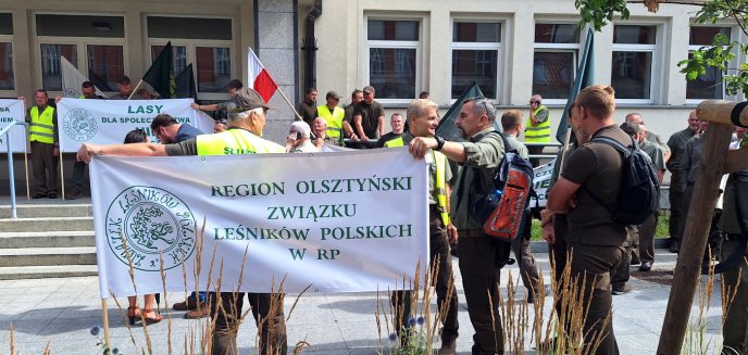 ''Nikt do tej pory nie ingerował tak w nasze sprawy''. Leśnicy protestowali przed urzędem wojewódzkim w Olsztynie