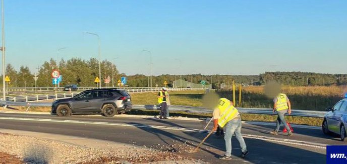 32-latka z Olsztyna nie zauważyła... nowego ronda. Przejechała przez środek i uderzyła bariery ochronne [ZDJĘCIA]