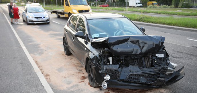 28-latka z powiatu bartoszyckiego pędziła al. Obrońców Tobruku. Z impetem uderzyła w inny samochód [ZDJĘCIA]