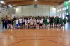 Pamiątkowe zdjęcie zawodników, trenerów oraz kibiców po spotkaniach w Olsztynku