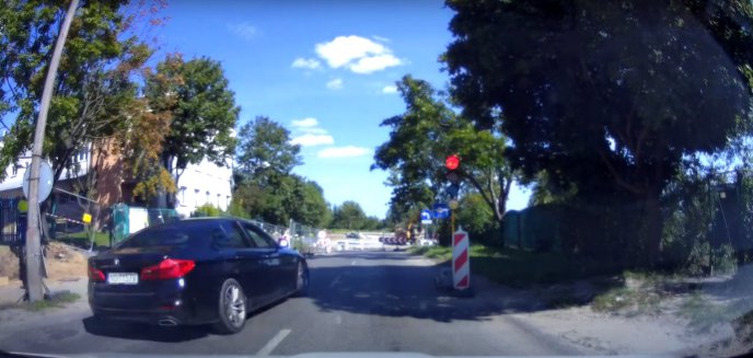 BMW, czyli Będziesz Miał Wypadek? Wjechał na czerwonym przy budowie ronda w Olsztynie [WIDEO]