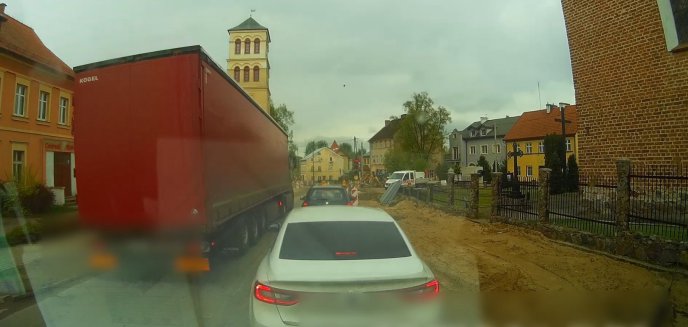 Dobre Miasto. Agresja drogowa: kierowca ciężarówki za nic miał czerwone światło [WIDEO]