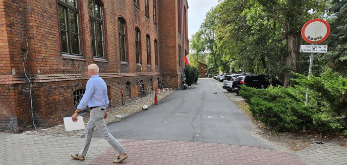 Parking przy parku w olsztyńskim Śródmieściu. 