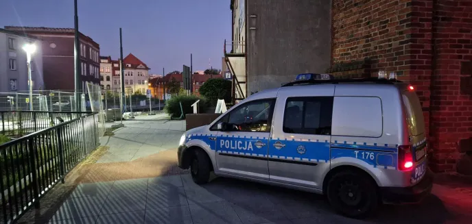 Olsztyn. Zamiast pójść do domu, siedział w nocy w oplu. Relaks zepsuła 38-latkowi policja