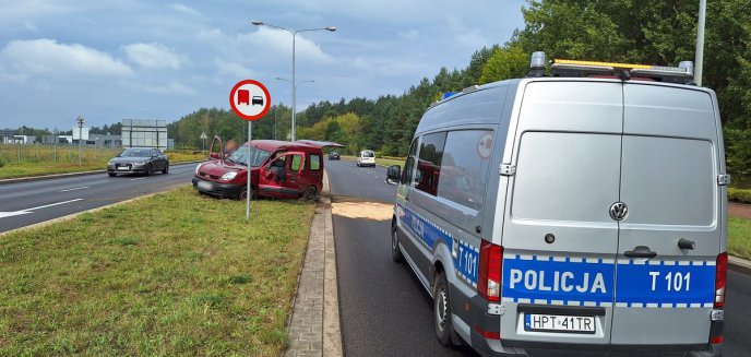 34-latek dachował na ul. Sielskiej. Trochę deszczu i kierowcy zapomnieli jak się jeździ?