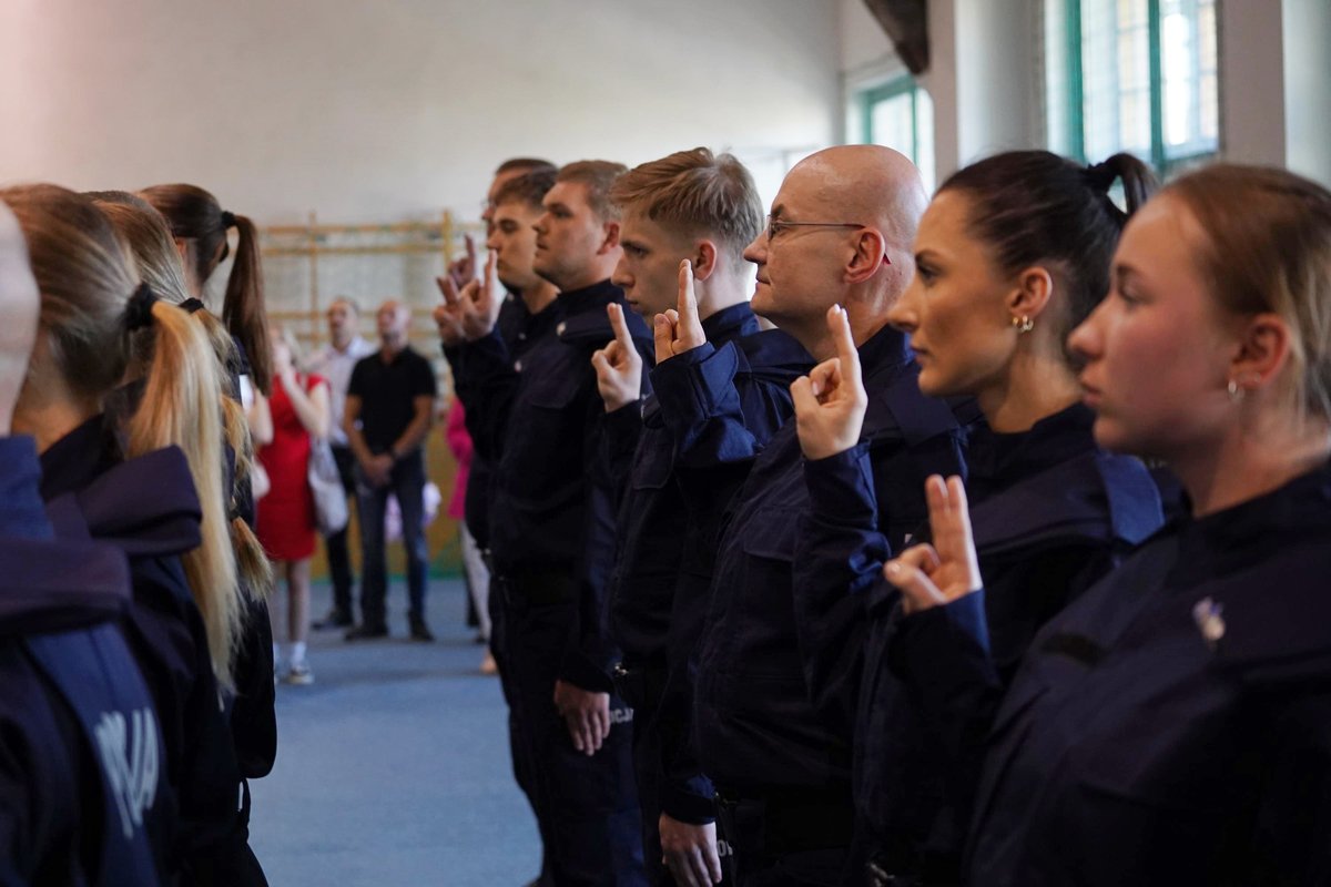 Przyjęto 42 osoby, potrzebne kolejne setki. Za nami ślubowanie policjantów w garnizonie Warmii i Mazur [ZDJĘCIA]