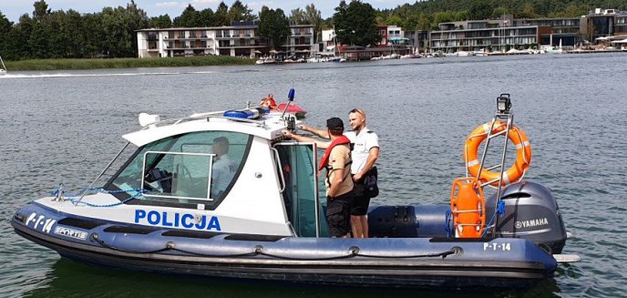 Jeden poszukiwany, drugi znieważył i groził policjantowi. Obaj zatrzymani na jeziorze Ukiel