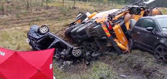 Zderzenie osobówek i ciężarówki pod Olsztynem. Policja: Potwierdzono śmierć jednej osoby [AKTUALIZACJA]