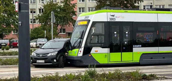 83-latek z Gdańska nie będzie miło wspominać pobytu w Olsztynie. Zderzył się z tramwajem [ZDJĘCIA]