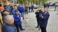 Przed siedzibą CargoTabor w Olsztynie odbyło się spotkanie pracowników sekcji z eurodeputowanym PiS Maciejem Wąsikiem i radnym PiS sejmiku województwa Pawłem Warotem