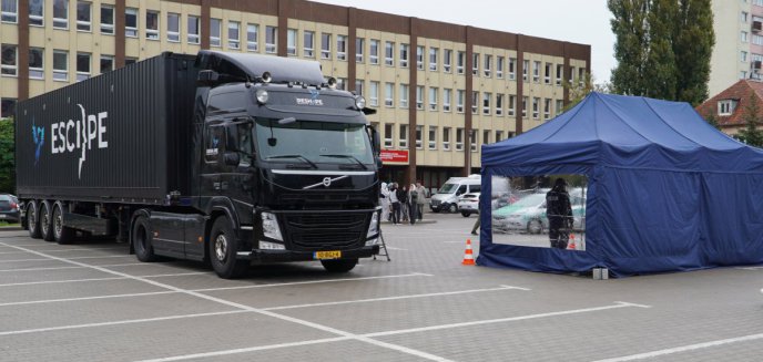 Czarna ciężarówka na placu Solidarności w Olsztynie. Chodzi o handel ludźmi [ZDJĘCIA]