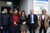 Lekarz Andrzej Wyrębek (drugi z prawej), wraz ze swoimi zwolennikami, stawił się przed sądem lekarskim w Olsztynie. Jest obwiniany o "negowanie pandemii"