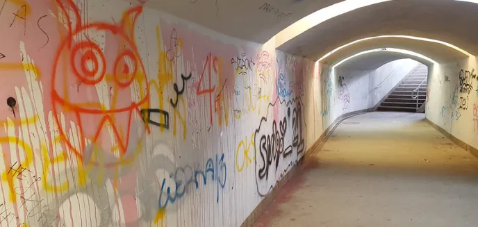 Tunel w Olsztynie odnowiony, a już zniszczony. Murale zakończą walkę z wiatrakami?