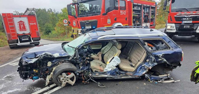 Artykuł: 19-latek zakleszczony w audi. Poważny wypadek między Olsztynem a Szczytnem [ZDJĘCIA]