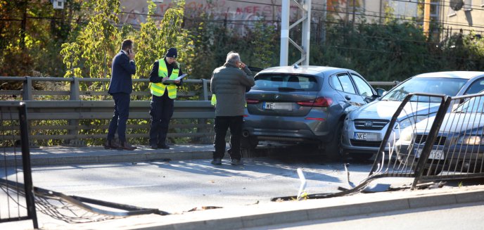 Artykuł: 29-letni kierowca BMW przebił się przez barierki na al. Wojska Polskiego w Olsztynie [ZDJĘCIA]