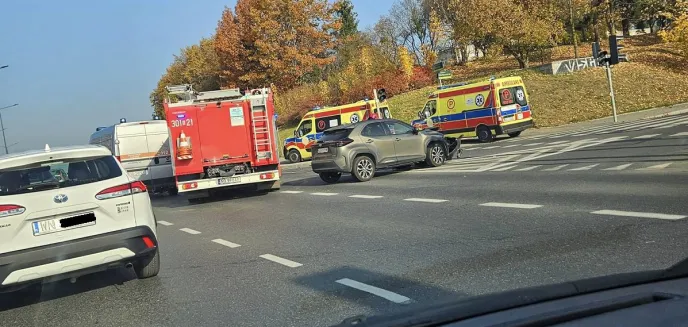 Pogotowie gazowe na sygnale kontra toyota. Kto jest winny stłuczki na al. Sikorskiego w Olsztynie?