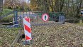 Mostek na Kortówce przy jeziorze został uszkodzony