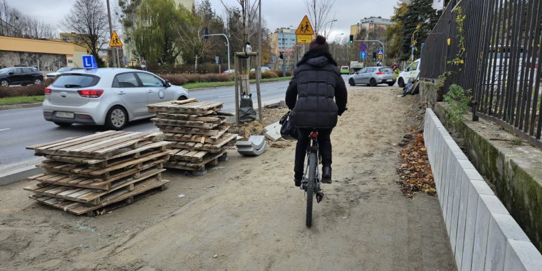 Artykuł: Rozkopany chodnik na ul. Kętrzyńskiego w Olsztynie. Potrzebny nowy wykonawca [ZDJĘCIA]