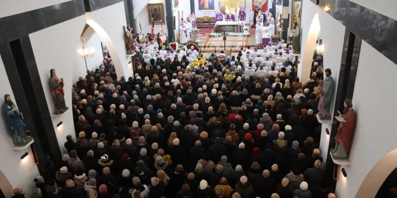 Szczytno. Tłumy żegnały śmiertelnie pobitego proboszcza. „Módlmy się za sprawcę i jego przemianę” [ZDJĘCIA]