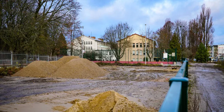 Na Zatorzu powstaje boisko do siatkówki. To kolejna sportowa inwestycja w okolicy [ZDJĘCIA]