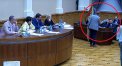 Radni przegłosowali zamiar likwidacji miejskich przedszkoli. Jeden z rodziców, niezadowolony z decyzji ratusza, wręczył prezydentowi Olsztyna szpadel