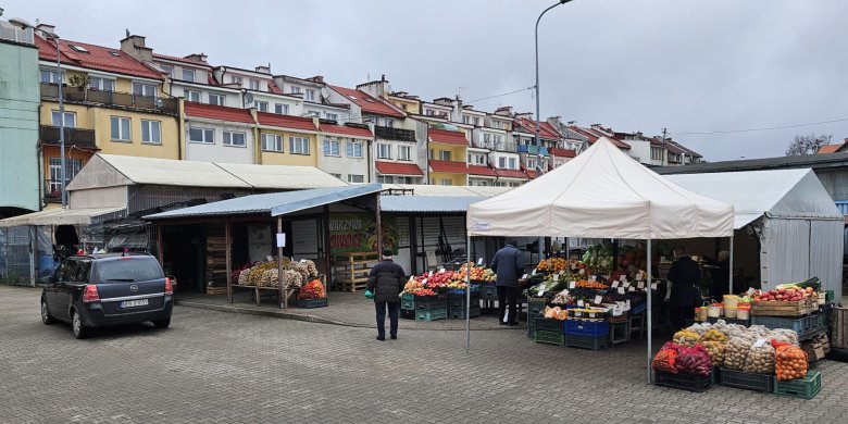 Wiata na targowisku przy ul. Kolejowej usunięta, ale pojawiły się stragany [ZDJĘCIA]