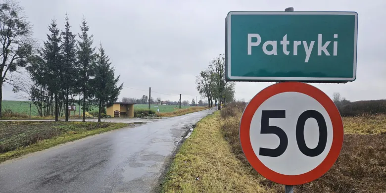Mieszkańcy wsi Patryki przeciw budowie farmy fotowoltaicznej? „Obserwujemy niepokojącą tendencję wywierania presji na organy poprzez medialne nagonki”