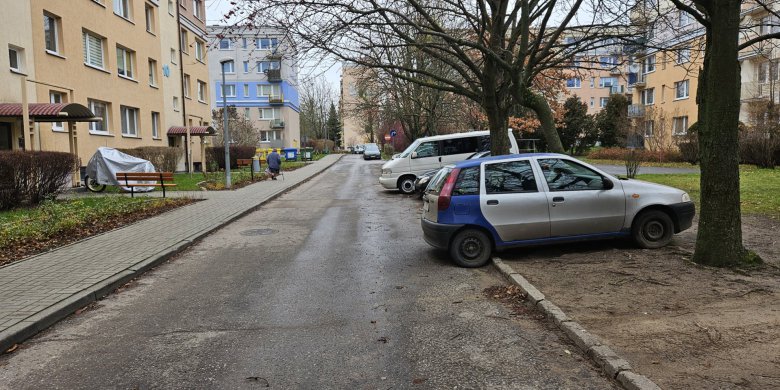 Na ul. Wańkowicza w Olsztynie nie mają gdzie parkować. Zaczęły się mandaty [ZDJĘCIA]