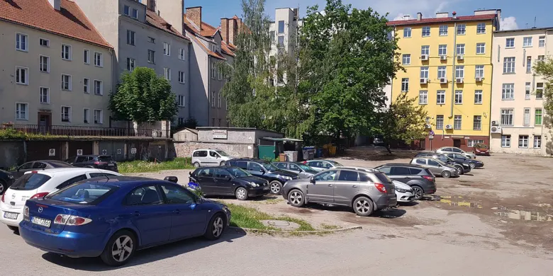 Dziki parking w centrum Olsztyna zostaje. Miasta nie stać na przebudowę