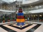 W holu biblioteki uniwersyteckiej UWM w Olsztynie stanęła niezwykła choinka