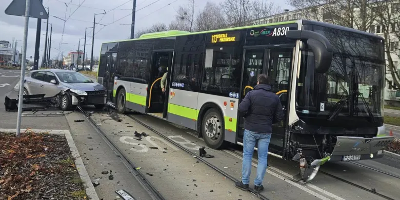 49-latek w renault wpakował się pod miejski autobus w Olsztynie. Dwie osoby w szpitalu [ZDJĘCIA]