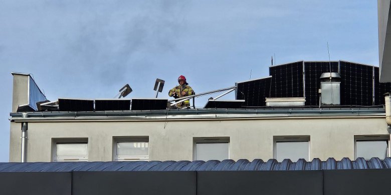 Silny wiatr zniszczył instalację fotowoltaiczną na dachu starostwa w Olsztynie [ZDJĘCIA]