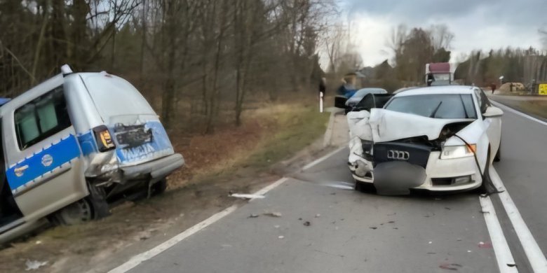 Pierwsi na miejscu zdarzenia. Kierujący audi wjechał w radiowóz pod Mrągowem