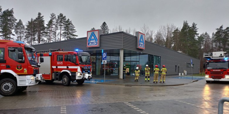 Ewakuacja ALDI w gminie Dywity. Na miejscu sześć zastępów straży [ZDJĘCIA]