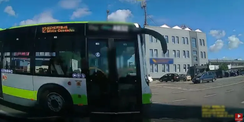 Olsztyn. Autobusem miejskim na czerwonym świetle. Wszystko nagrała kamera [WIDEO]