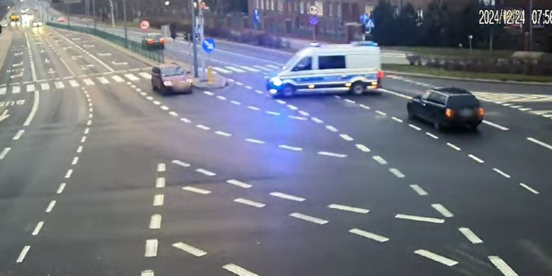 Nie tylko wlepiają mandaty. Policjanci z Olsztyna pomogli człowiekowi w potrzebie [WIDEO]